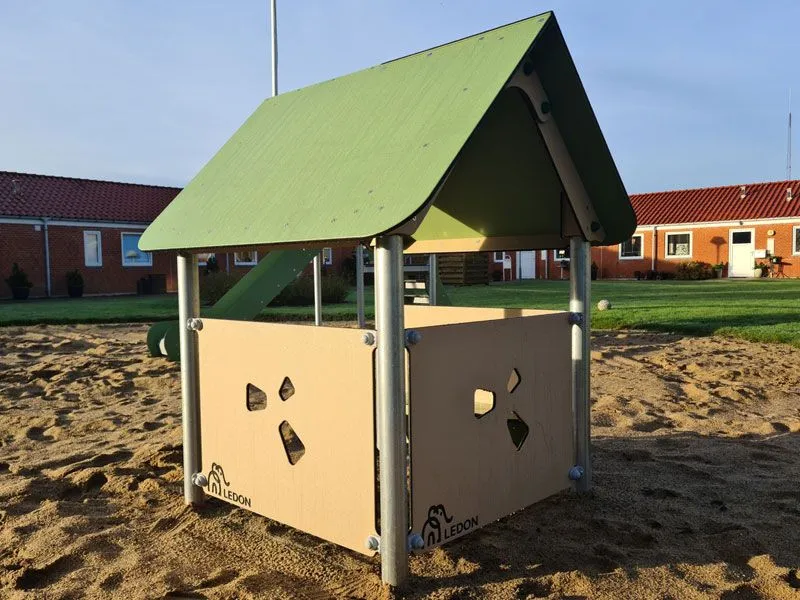 Basic Playhouse Beth on the playground closed side Basic Playhouse Beth on the playground closed side